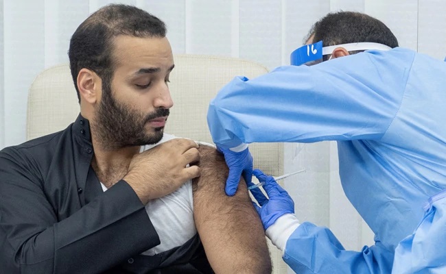 Thái tử Ả Rập Saudi, Mohammed bin Salman tiêm vaccine Covid-19.