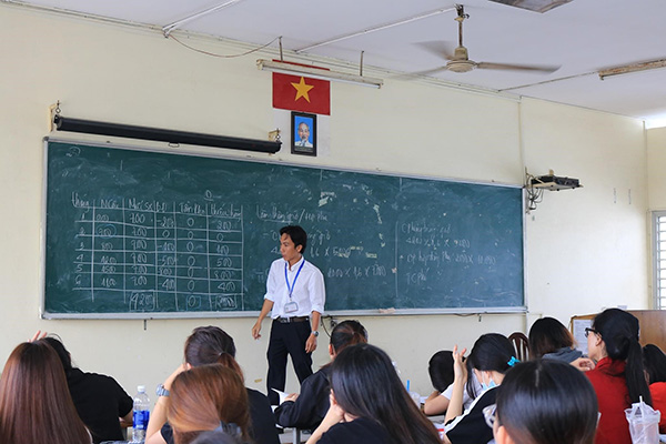 Anh Trần Kim Đính là giảng viên được nhiều thế hệ sinh viên kính mến.