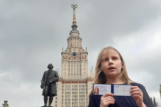 Alisa Teplyakova và tấm thẻ sinh viên của trường&nbsp;Đại học Tổng hợp Lomonosov Moscow. Anh: Aw-journal