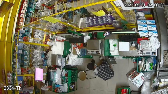 Thanh niên mở két sắt trộm tiền trong cửa hàng Bách Hóa Xanh