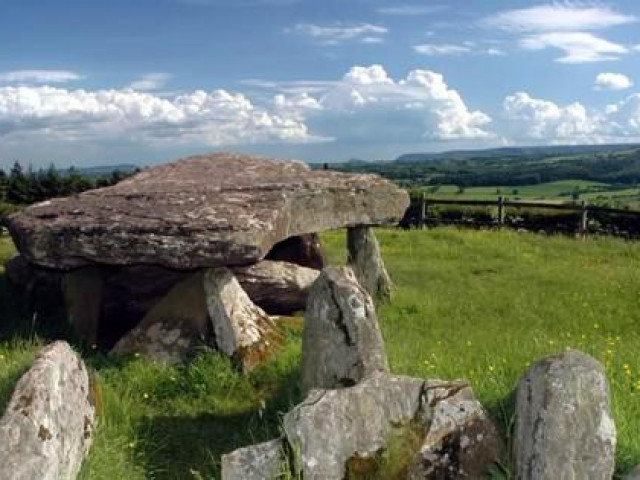 Du lịch - Phát hiện mộ đá liên quan vua Arthur, lâu đời hơn bãi đá cổ Stonehenge