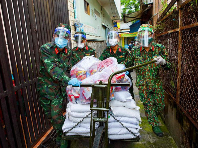 Tin tức trong ngày - Video: Chiến sĩ Sư đoàn 5 dùng xe đạp thồ trao quà cho dân ở TP.HCM