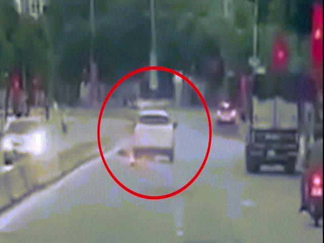 Tin tức trong ngày - Clip: Xe con gây tai nạn rồi bỏ chạy, hàng chục xe khác rượt đuổi như phim hành động