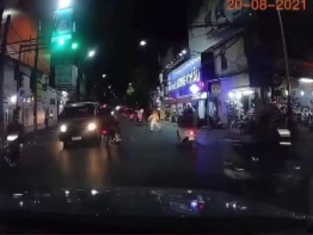 Tin tức trong ngày - Clip: Chở cô gái đầu trần, tài xế lạng lách, đánh võng "né" CSGT