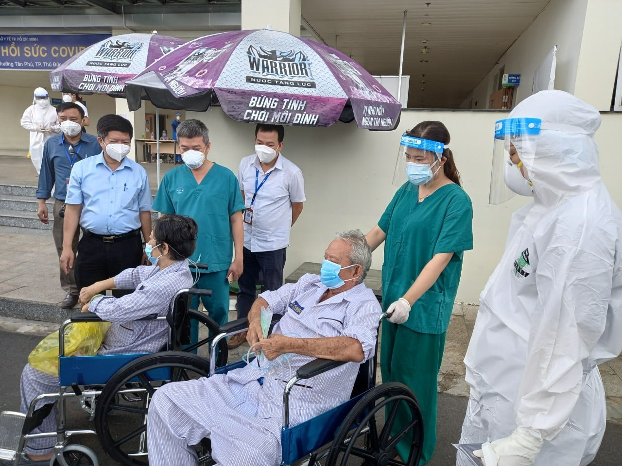 Phó Cục trưởng Cục Quản lý Khám chữa bệnh Nguyễn Trọng Khoa và BSCKII Trần Thanh Linh thăm hỏi những người khỏi bệnh được xuất viện.