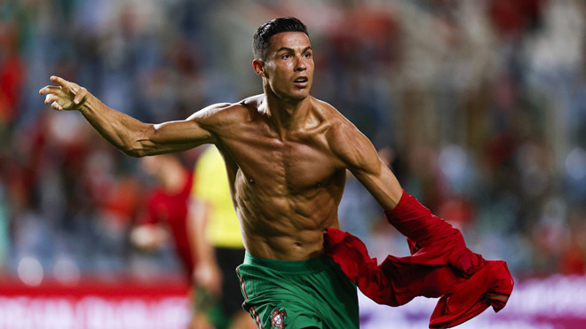Ronaldo cởi áo ăn mừng và bị phạt thẻ vàng
