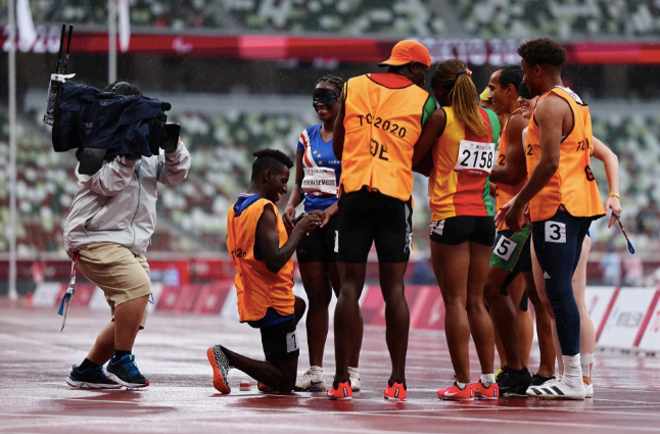 Chàng trai chọn đúng thời điểm để cầu hôn