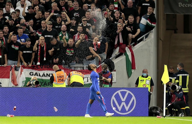 CĐV Hungary lăng mạ, ném cốc nước khi Sterling đang ăn mừng bàn thắng