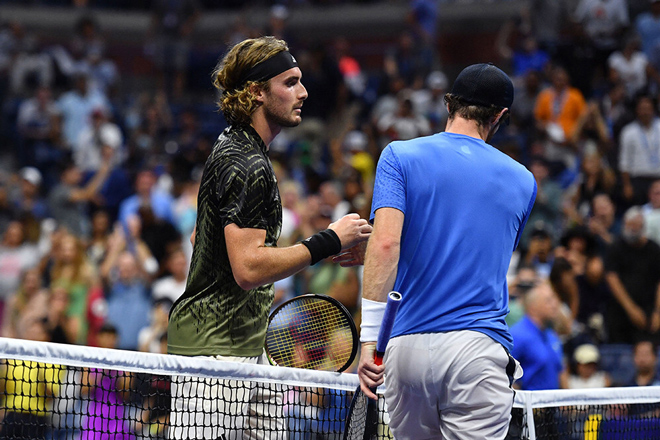 Murray (phải) không thèm nhìn mặt Tsitsipas (trái) sau trận đấu vòng 1 US Open 2021