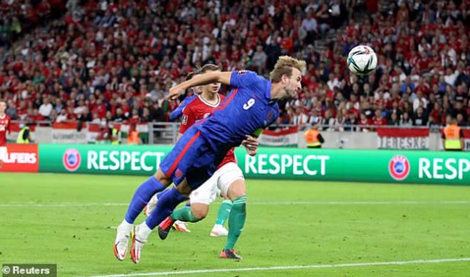 Harry Kane bay người đánh đầu "xé lưới" đội chủ nhà trên sân Puskas Arena