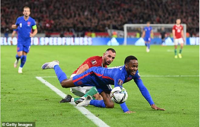 Sterling đang chơi kém hiệu quả trên hàng công của "Tam Sư"