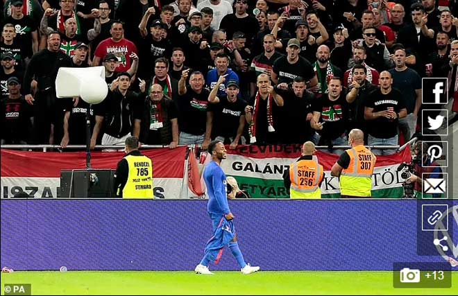 Sterling bị nhiều fan Hungary ném chai lọ và buông lời lẽ phân biệt chủng tộc trên sân Puskas Arena