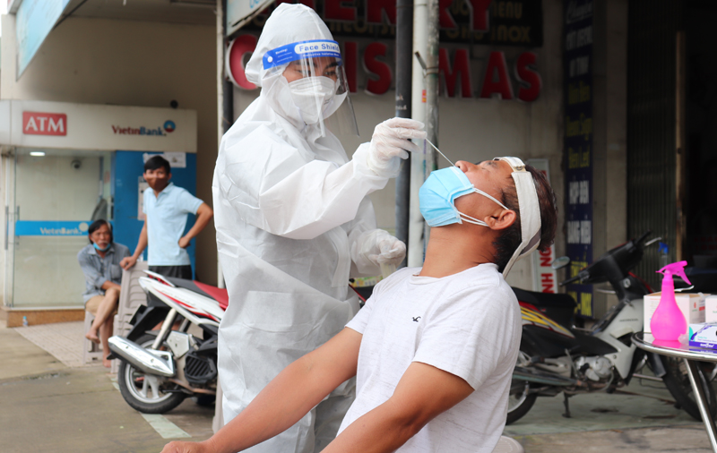 Lấy mẫu xét nghiệm COVID-19 ở Đồng Nai