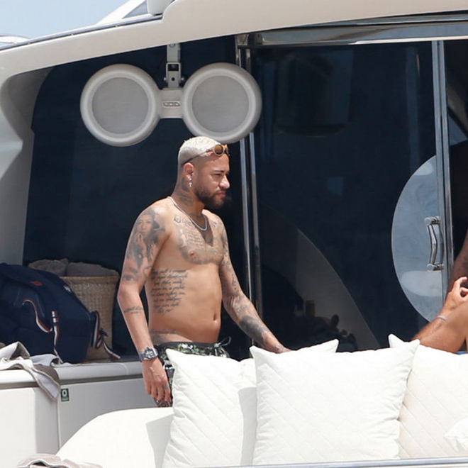 Neymar bị cho là đã "ăn chơi" quá đà trong mùa hè năm nay