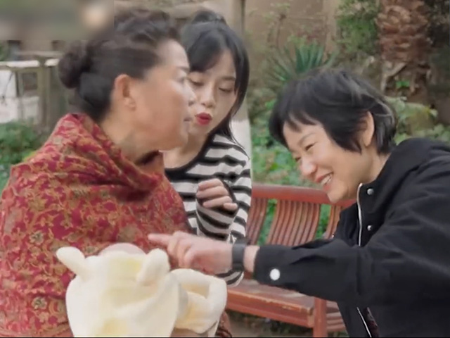 Cười 24H - Điều gì xảy ra khi những người phụ nữ lâu ngày gặp nhau buôn chuyện