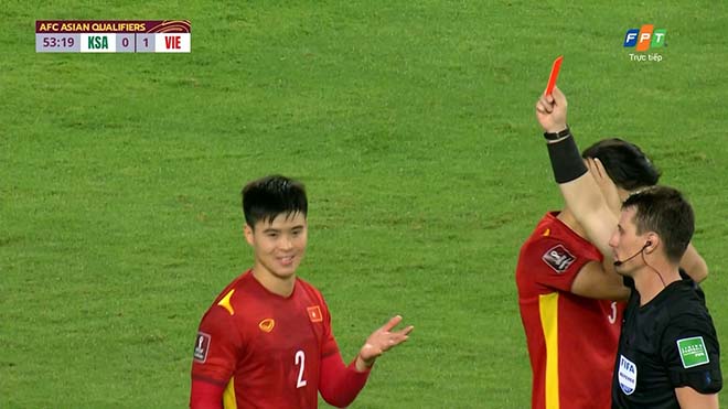 Duy Mạnh bị truất quyền thi đấu sau tình huống để bóng chạm tay trong vòng cấm ở phút 51, được xem là một bước ngoặt của trận đấu khiến đội tuyển Việt Nam thua ngược.