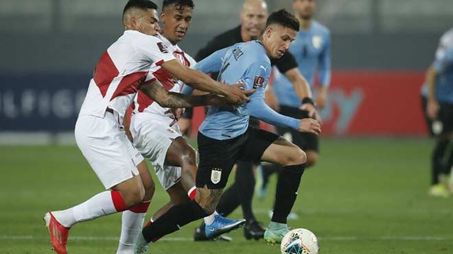 Peru và Uruguay có một trận đấu giằng co rất ngang ngửa về cơ hội ăn bàn