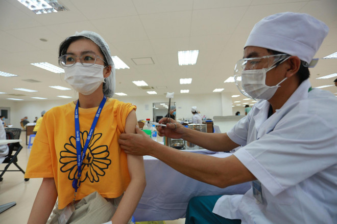 Tiêm vắc-xin Covid-19 cho công nhân tại TP HCM - Ảnh: Hoàng Triều