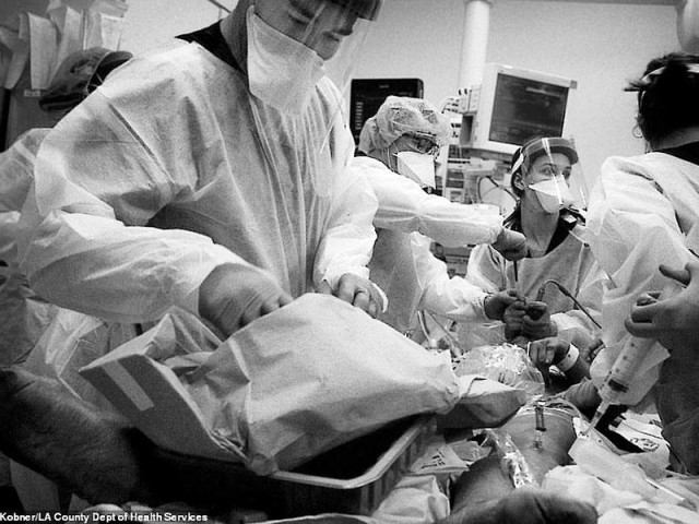 Thế giới - Lời bác sĩ: 'Chúng tôi đã quá mệt, làm ơn hãy chung tay'