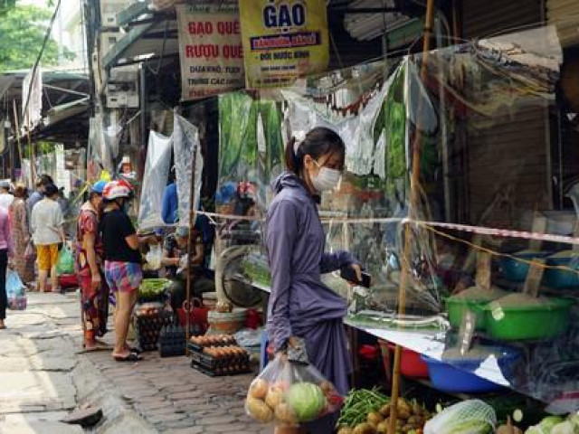 Thị trường - Tiêu dùng - Hà Nội phân 3 vùng giãn cách, người trong ''vùng đỏ'' phải đi chợ bằng thẻ, phiếu, có thể mua hàng theo combo