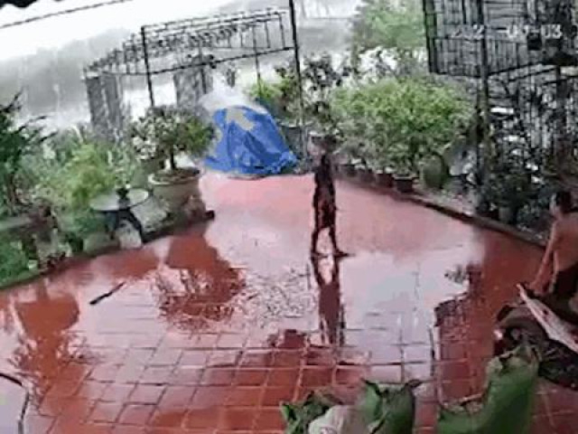 Clip: Đứng giữa trời mưa, nam thanh niên suýt bị sét đánh trúng người