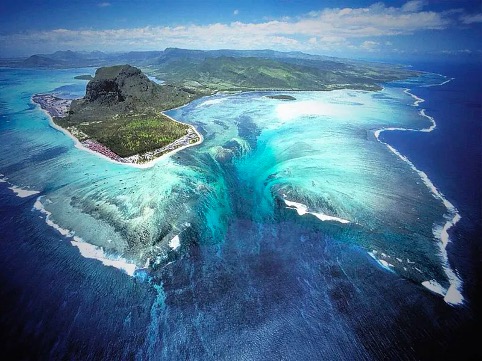 Ảo ảnh trên không về &#34;thác nước dưới mặt biển&#34; ở Đảo Mauritius - 1