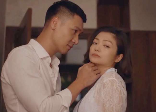 Trong phim "Hồ sơ cá sấu", nữ diễn viên Kiều Anh có cảnh quay nóng bỏng cùng đàn em Mạnh Trường. Dù chênh nhau 4 tuổi nhưng khi hóa thân thành vợ chồng, hai người vẫn rất đẹp đôi.
