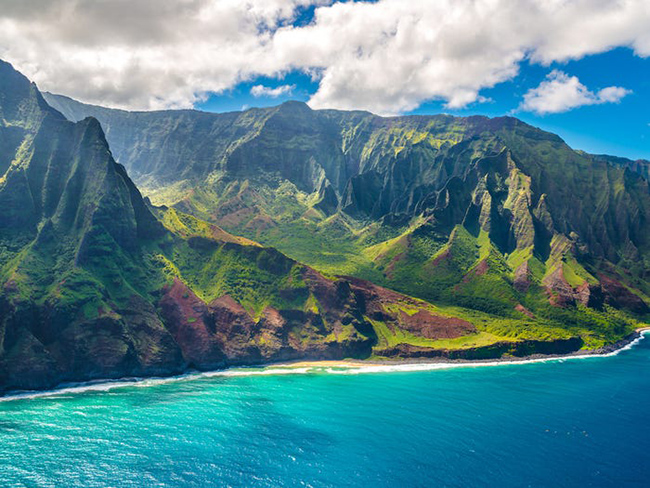 Nằm giữa những vách đá đầy màu sắc và làn nước xanh như ngọc, bờ biển Na Pali của Hawaii chắc chắn sẽ khiến bất kỳ du khách nào cũng phải trầm trồ.
