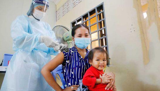 Số ca nhiễm và ca tử vong vì Covid-19 tại Phnom Penh - Campuchia đã giảm đáng kể trong 3 tuần qua. Ảnh: Heng Chivoan