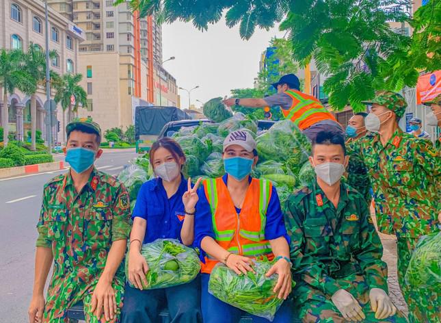 Bé "hạt tiêu" xông pha trên tuyến đầu đẩy lùi COVID - 4