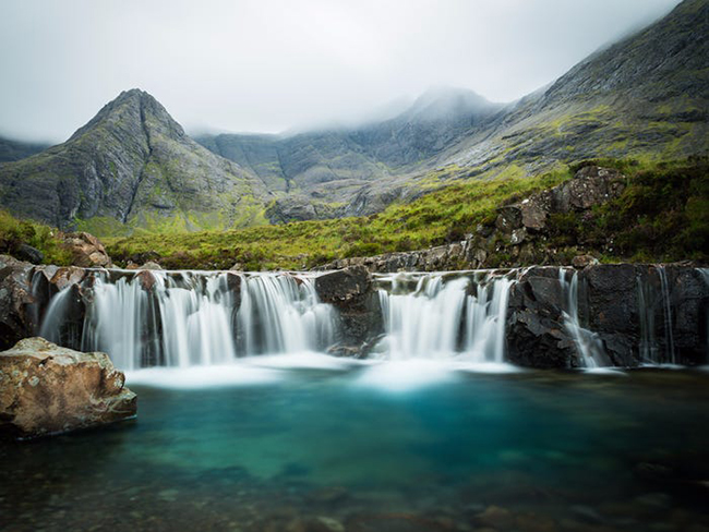 Fairy Pools là hồ nước trong vắt trên Isle of Skye, Scotland. Du khách chỉ có thể đi bộ xuyên qua khu rừng Glen Brittle để đến nơi đầy mê hoặc này.
