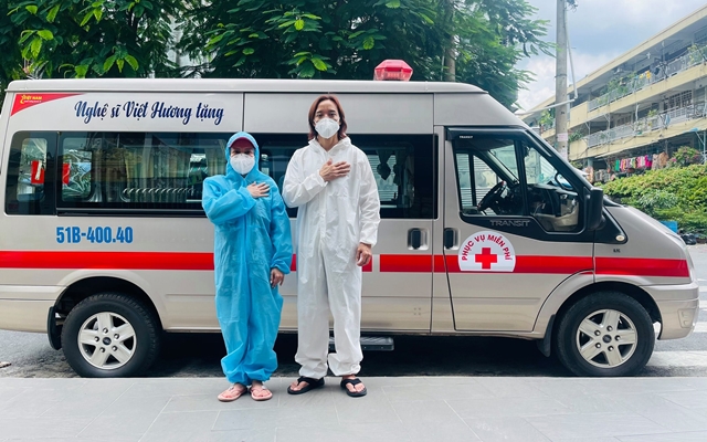 Sáng ngày 3/9, Việt Hương thông báo đã cùng nghệ sĩ Hoài Tâm đang ở Mỹ chi thêm 400 triệu đồng để mua chiếc xe cứu thương thứ 5 trong tháng 8/2021