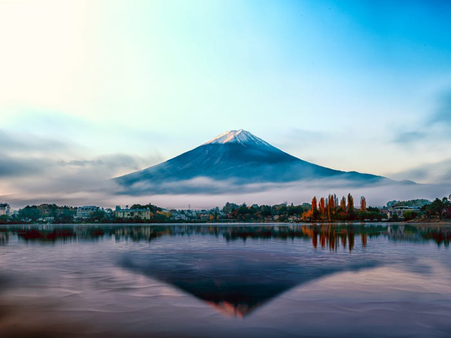 Núi Phú Sĩ ở Honshu, Nhật Bản là một ngọn núi lửa đang hoạt động. Phun trào lần cuối vào năm 1707, ngọn núi này thường bị bao phủ trong một lớp sương mù dày đặc.

