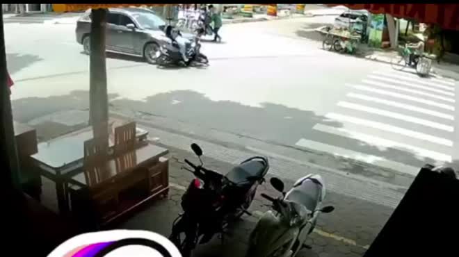 Lái xe máy bị ô tô tông kinh hoàng khi qua đường giao nhau.