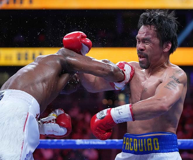 Pacquiao (phải) thua sốc Ugas bằng tính điểm