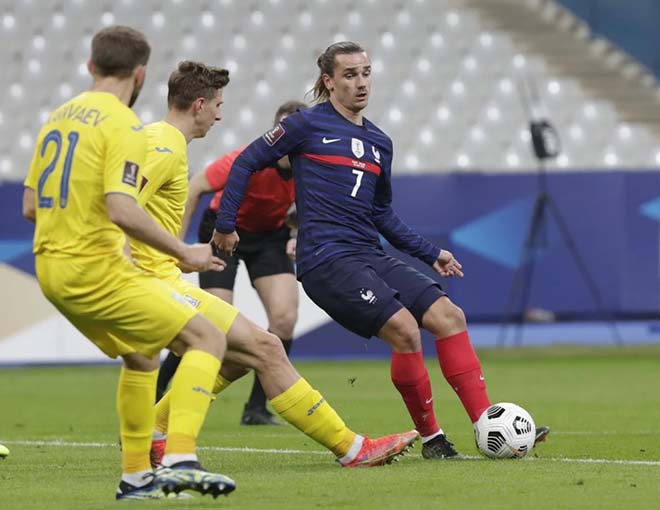 ĐT Pháp (áo thẫm) đối đầu Ukraine trong trận đấu có tính chất quan trọng với cả hai