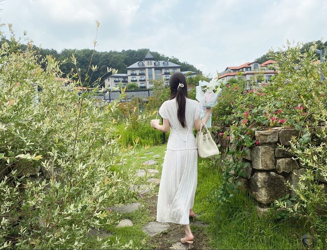 Hình ảnh này khác hẳn với những shoot hình quyến rũ trên tạp chí của cô.