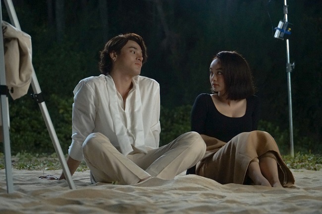 Nữ diễn viên có ấn tượng đặc biệt khi đóng cảnh tình tứ cùng "phi công trẻ" Khương Lê. Ở phân cảnh nhân vật của Kaity Nguyễn cưỡng hôn nhân vật do Khương Lê đóng trên bãi biển.
