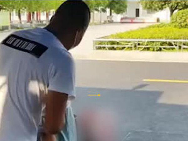 Bạn trẻ - Cuộc sống - Con trai không chịu đến trường, ông bố hỏi một câu khiến đứa trẻ òa khóc