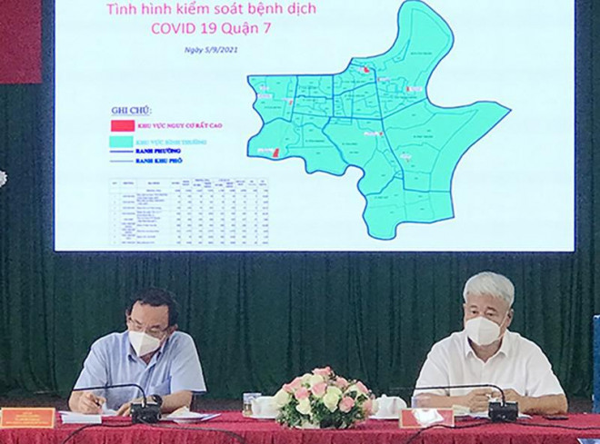 Bí thư Thành ủy TP.HCM Nguyễn Văn Nên tại buổi báo cáo tình hình kiểm soát dịch quận 7, sáng 5-9. Ảnh: ĐỖ THIỆN