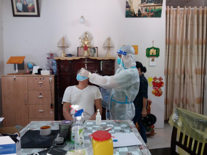Nhân viên y tế Bệnh viện Lê Văn Thịnh đến test Covid-19 tận nhà tại TP Thủ Đức (Ảnh: TRẦN KHANH)