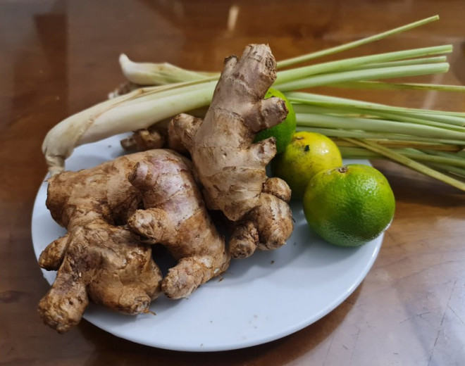 Gừng tươi vừa giúp giữ ấm cho cơ thể, vừa giúp các triệu chứng của bệnh đau dạ dày thuyên giảm. Ảnh: NGUYÊN VÕ