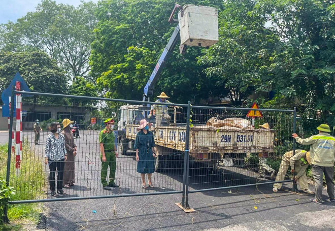 Tại nhiều địa phương của TP Hà Nội, đang khẩn trương thiết lập hàng rào sắt để tạo các "chốt cứng" không cho người dân di chuyển qua đây vào vùng có dịch
