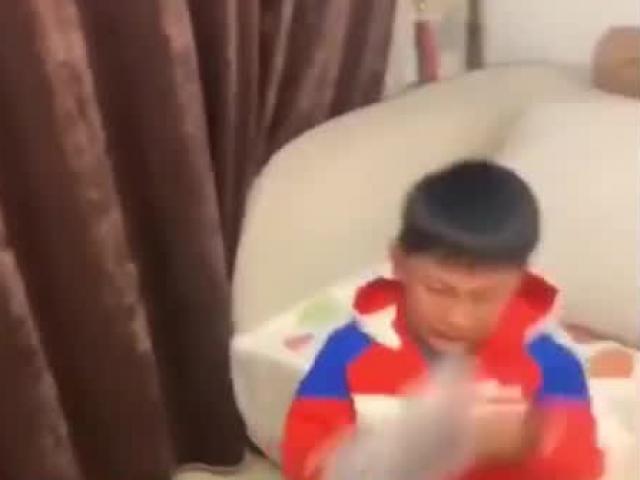 Giáo dục - du học - Vừa xong bài tập, cậu bé bỗng la hét ầm ĩ rồi quăng sách vở tứ tung, lý do khiến dân mạng "cười té ghế"