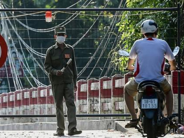 Tin tức trong ngày - CLIP: Lập chốt cứng kiểm soát người dân vào vùng đỏ