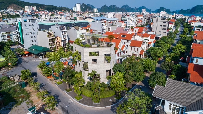 “Villa Hạ Long” nằm ở thành phố Hạ Long, Quảng Ninh. Căn nhà rộng 514m2, sở hữu vị trí đắc địa nằm ngay gần biển với tầm nhìn hướng thẳng ra Vịnh. (Ảnh: Hiroyuki Oki)
