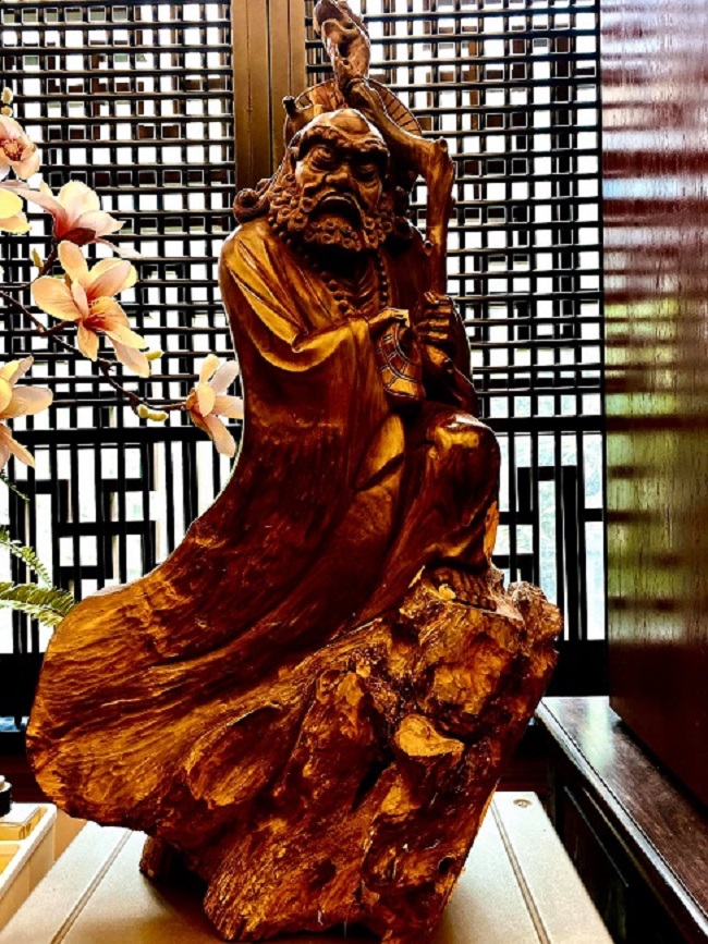Hay như bức tượng Đạt Ma Di Tổ được một nghệ nhân tạc từ thân cây gỗ trắc đen nguyên khối. (Ảnh: Sung Lee Nguyen)
