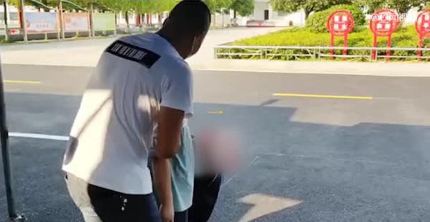 Cậu bé lo sợ giáo viên quở trách nên cứ đứng mãi ở ngoài cổng.