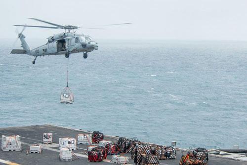 Trực thăng Mỹ tiếp tế cho tàu sân bay USS Ronald Reagan trên biển Ả Rập hôm 3-9 Ảnh: HẢI QUÂN MỸ