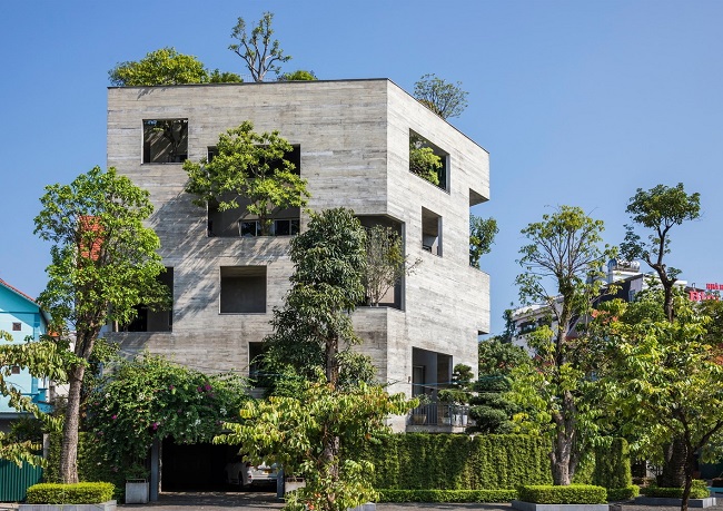 Nhìn từ ngoài vào, Hạ Long Villa xanh mướt bởi cây xanh ngập tràn. (Ảnh: Hiroyuki Oki)
